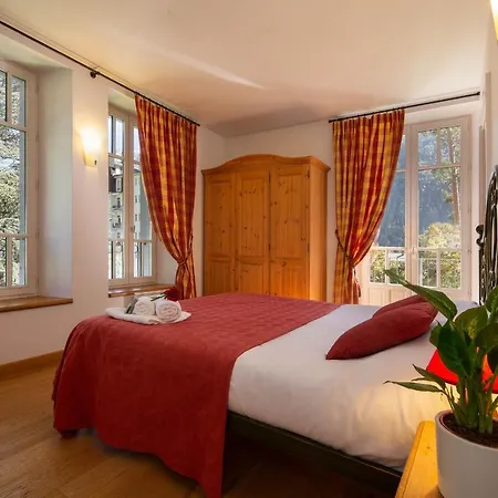 Sleeps 4 *